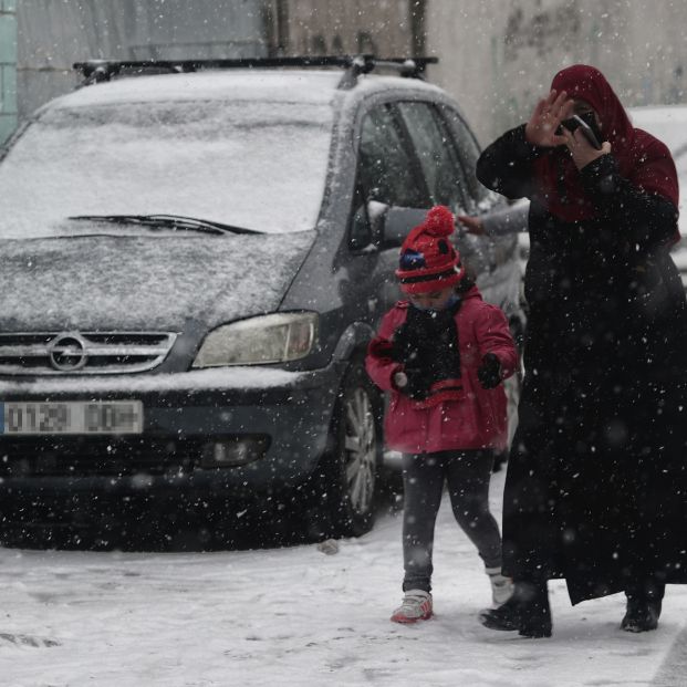 EuropaPress 3508468 mujer hija caminan nieve canada real galiana madrid espana enero 2021
