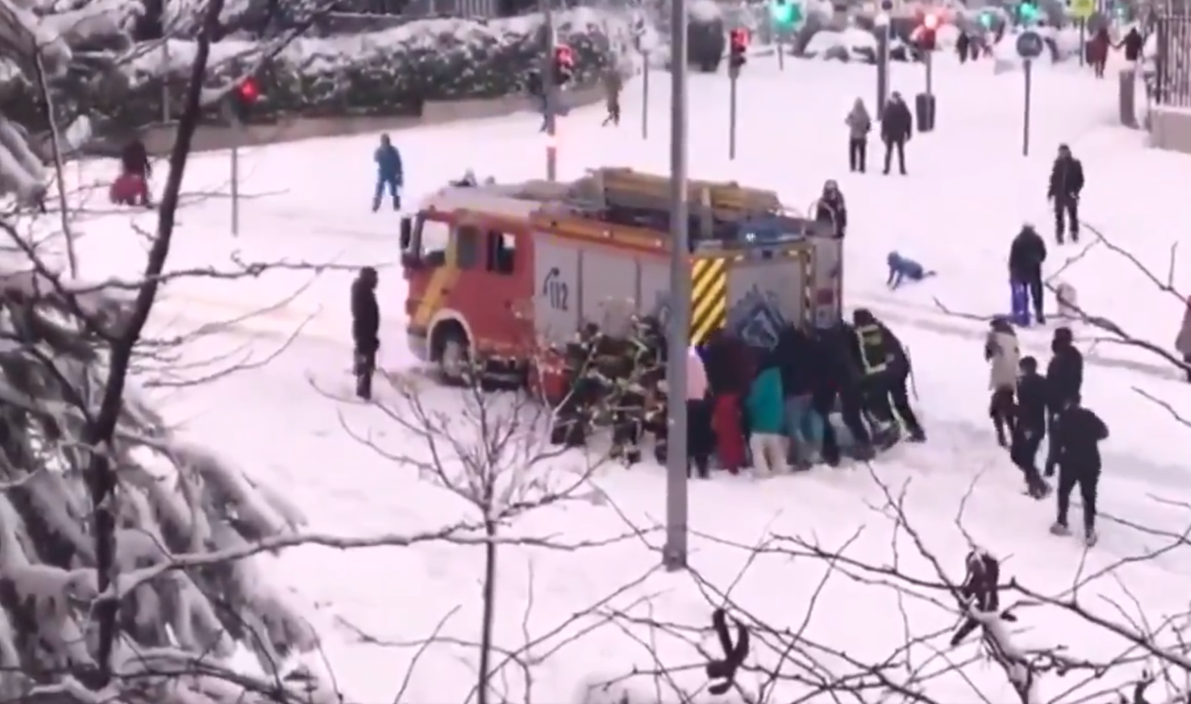 VÍDEO: Un grupo de ciudadanos rescata un camión de bomberos atrapado en la nieve