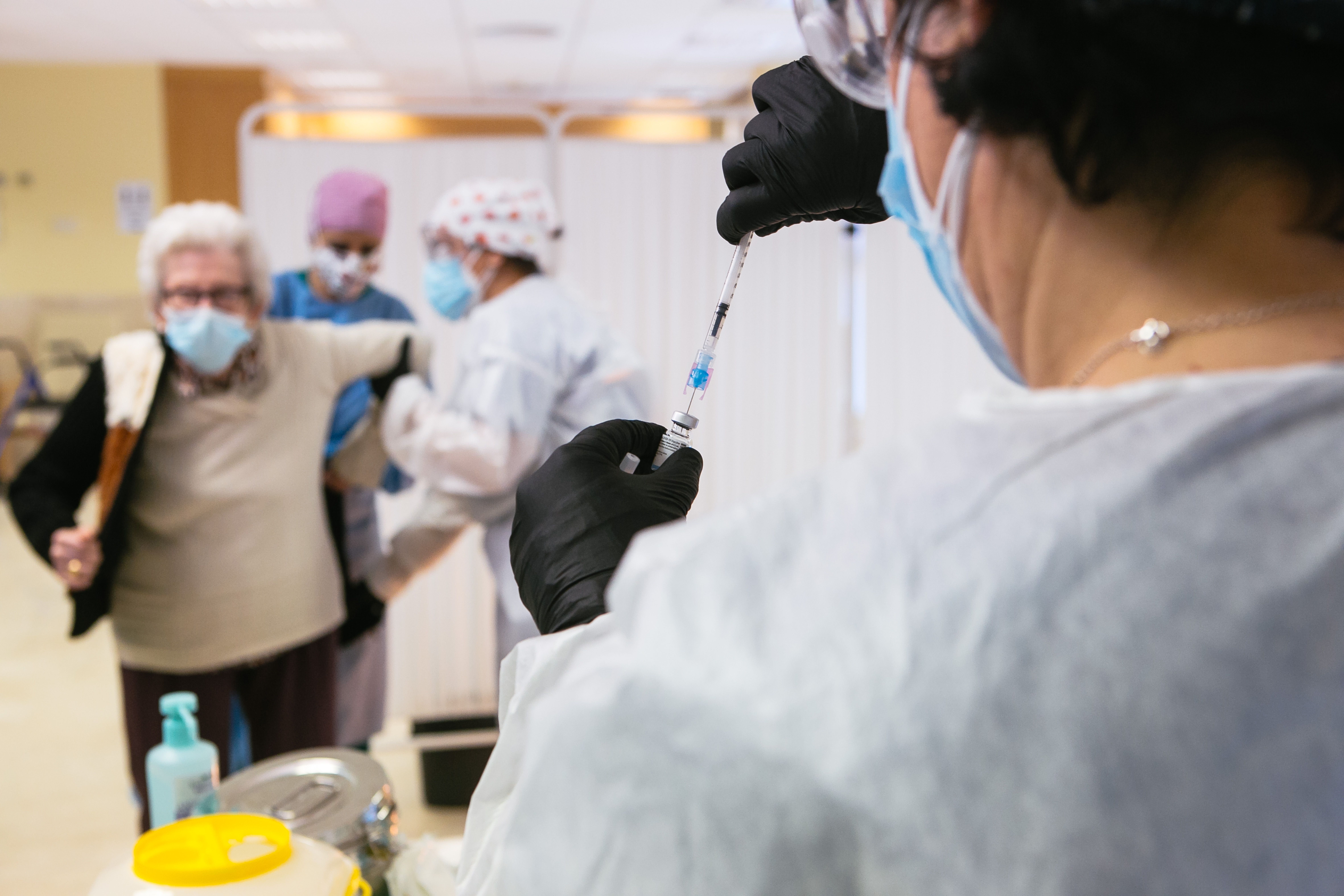 Enfermeros valencianos jubilados se ofrecen voluntarios para vacunar, pero el Govern no les contesta  Foto: Europa Press