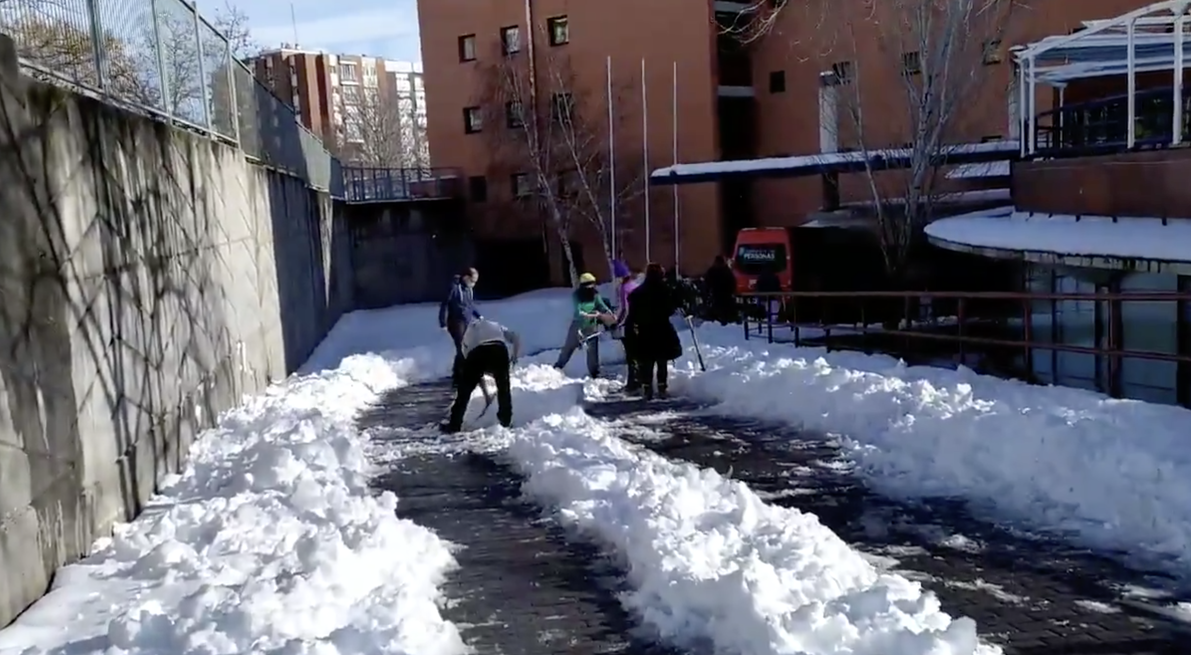 Las residencias, en alerta por la ola de frío: "Los propios residentes están quitando la nieve"