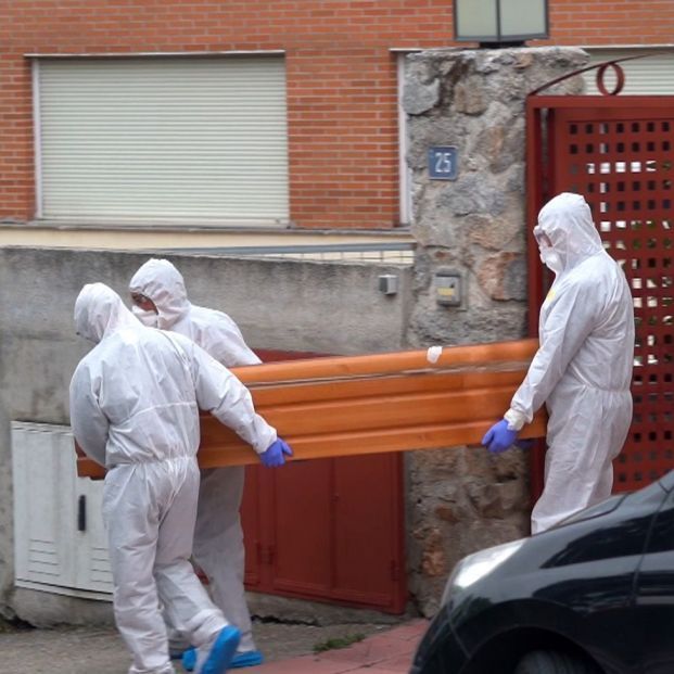 europapress 2823873 varios operarios realizan traslado cadaveres residencia geriatrica 1 621x621 europapress 2823873 varios operarios realizan traslado cadaveres residencia geriatrica 1 621x621