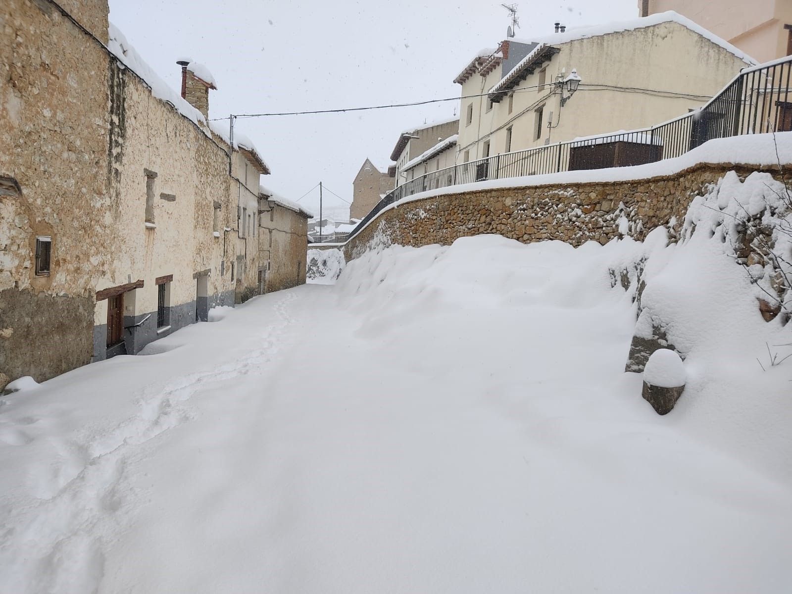 Situación en el 'triángulo del hielo en España'. Molina de Aragón: "Lo peor son las placas". Foto: Europa Press Situación en el 'triángulo del hielo en España'. Molina de Aragón: "Lo peor son las placas". Foto: Europa Press