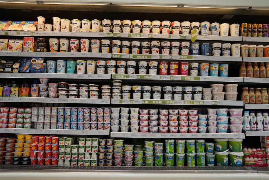 lineal de yogures en un supermercado
