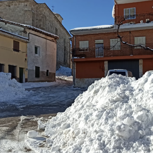 Calles heladas y nieve amontonada en las calles de Caspueñas Calles heladas y nieve amontonada en las calles de Caspueñas