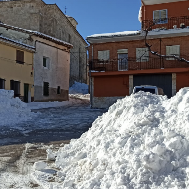 Calles heladas y nieve amontonada en las calles de Caspueñas