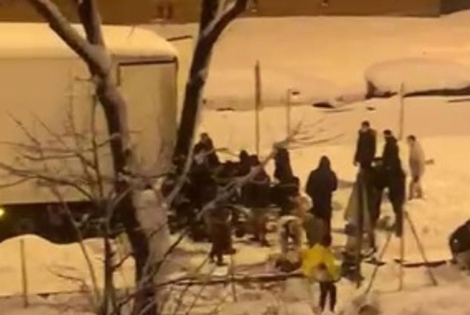 VÍDEO: Una multitud saquea un camión de mercancías atrapado por la nieve en la M-30