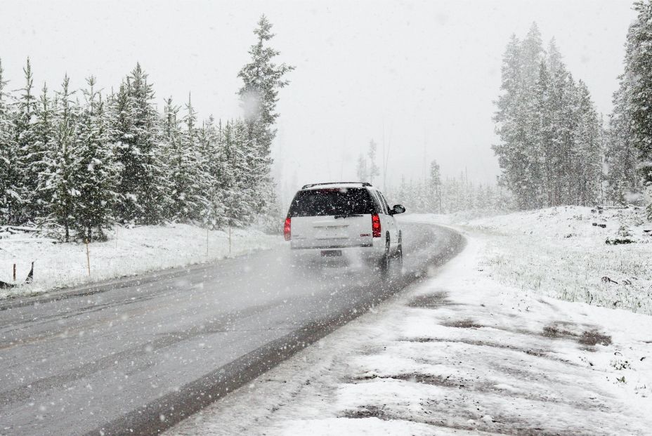 La DGT avisa: esto es lo que hay que hacer en caso de hielo o nieve en la carretera