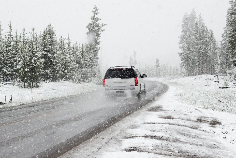La DGT avisa: esto es lo que hay que hacer en caso de hielo o nieve en la carretera La DGT avisa: esto es lo que hay que hacer en caso de hielo o nieve en la carretera