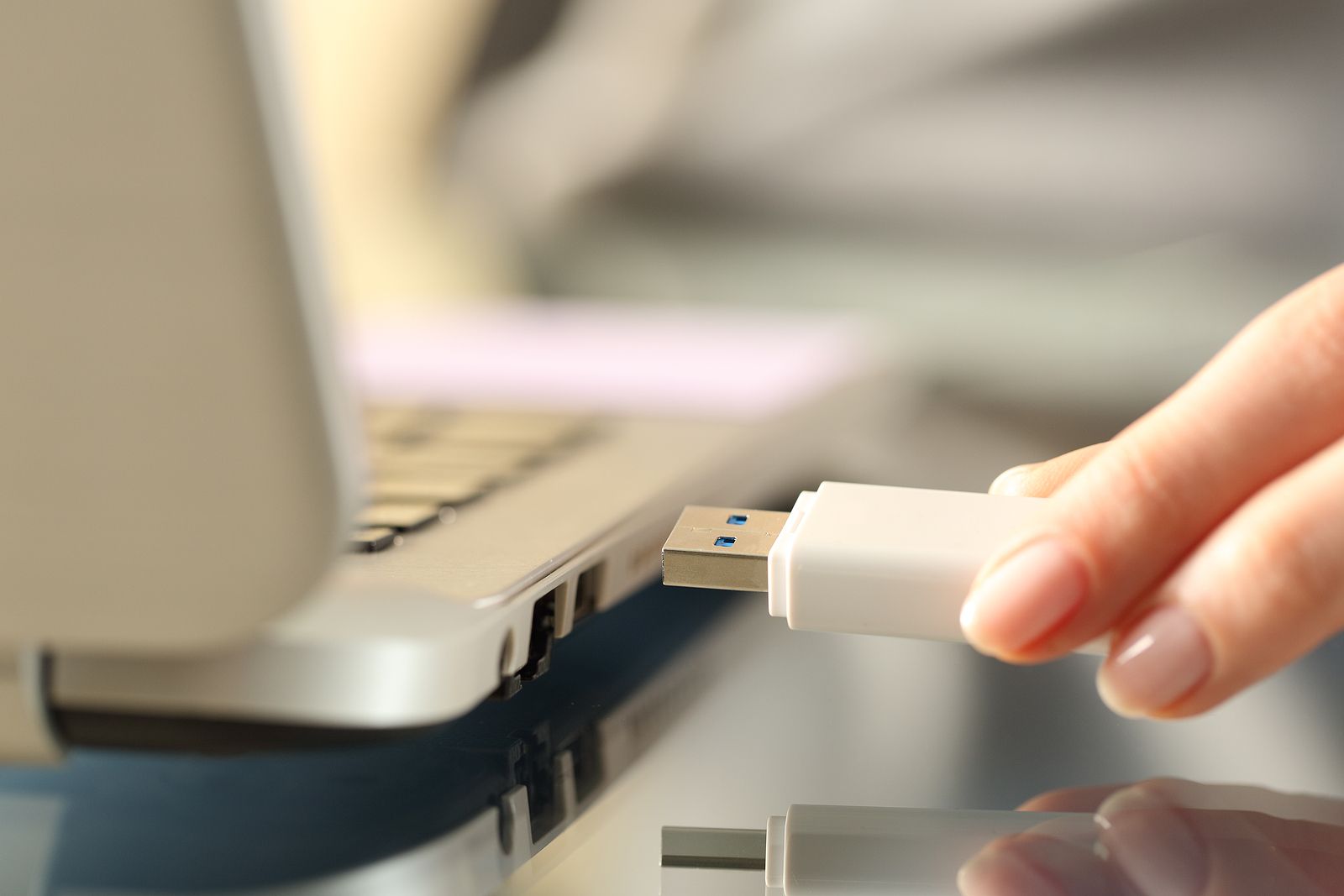 Alertan del peligro de reutilizar un pendrive si lo hemos encontrado tirado en el suelo (Foto Bigstock)