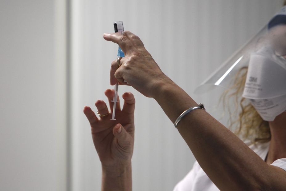 Los enfermeros piden vacunar las 24 horas durante todos los días de la semana