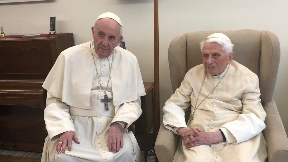 Papas Francisco y Benedicto. Foto Vatican News