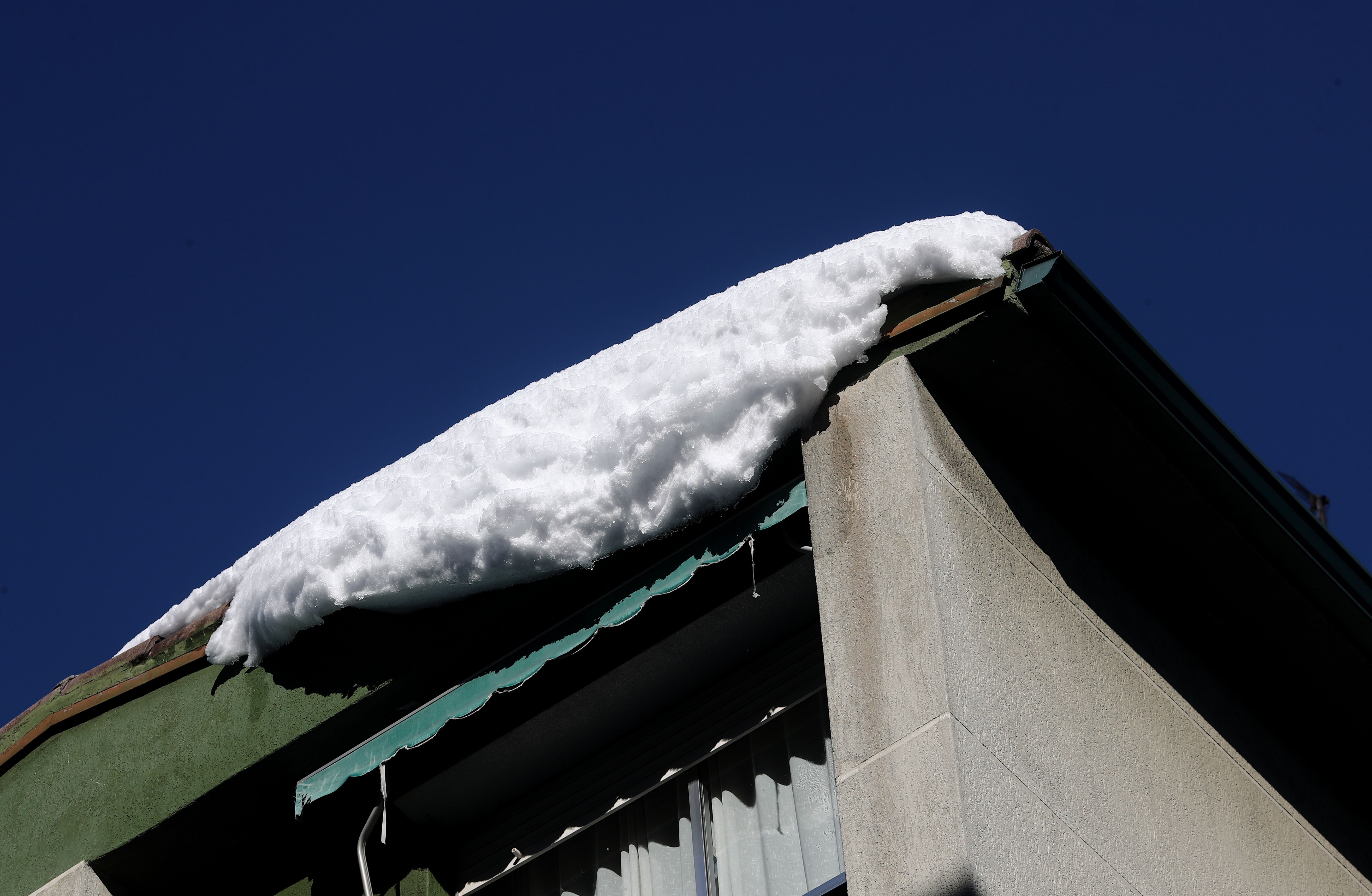 Alerta en Madrid por desprendimientos de hielo desde las cornisas