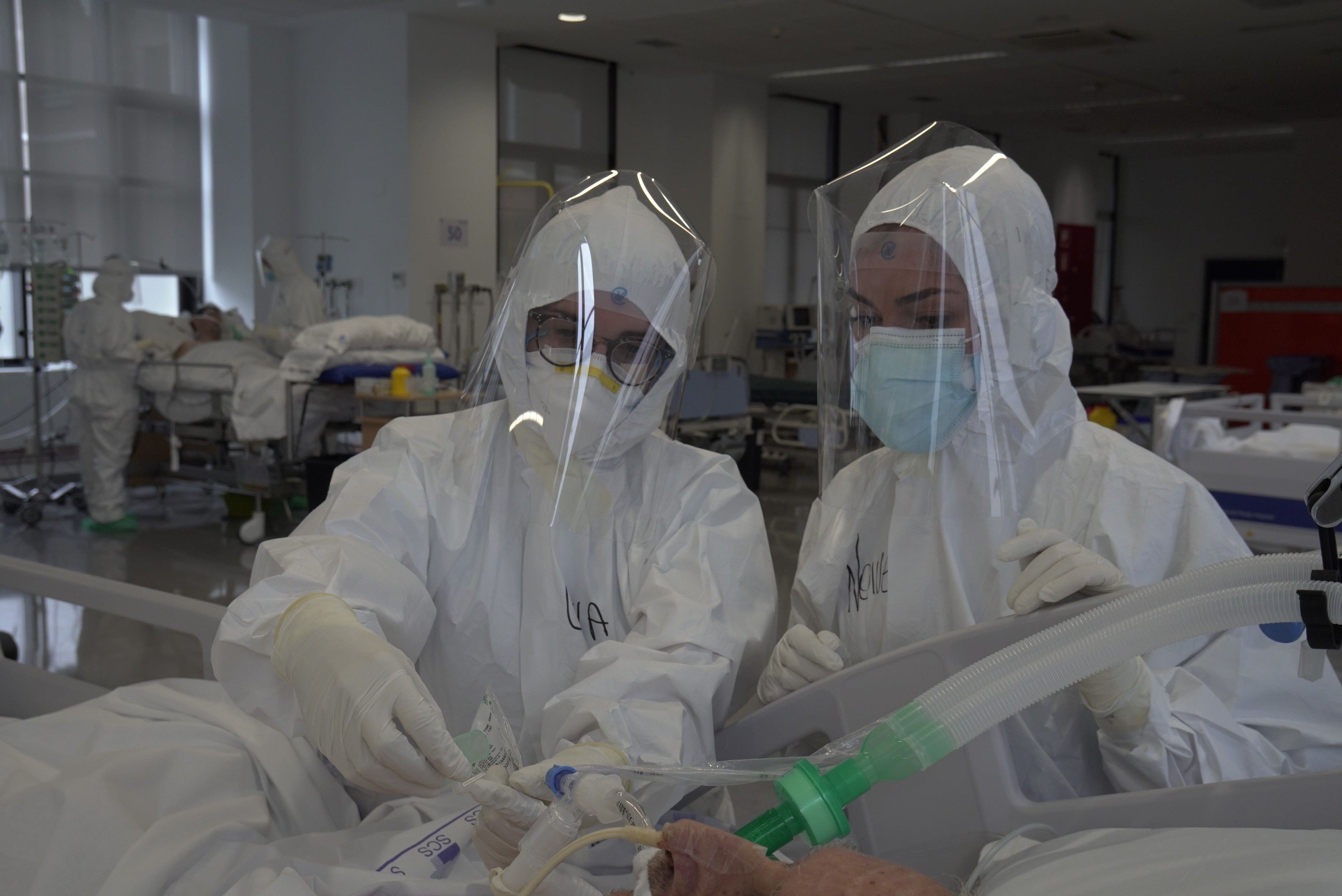 Vuelve el triaje: Los sanitarios exigen un escudo legal para retirar ventiladores a pacientes