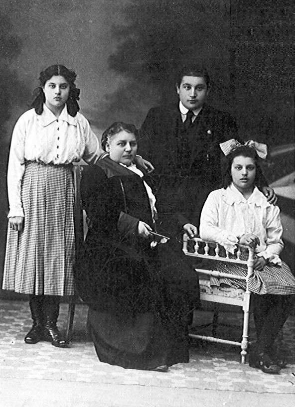 María Moliner, con su madre y sus hermanos, en una foto de 1914. Foto: Instituto Cervantes