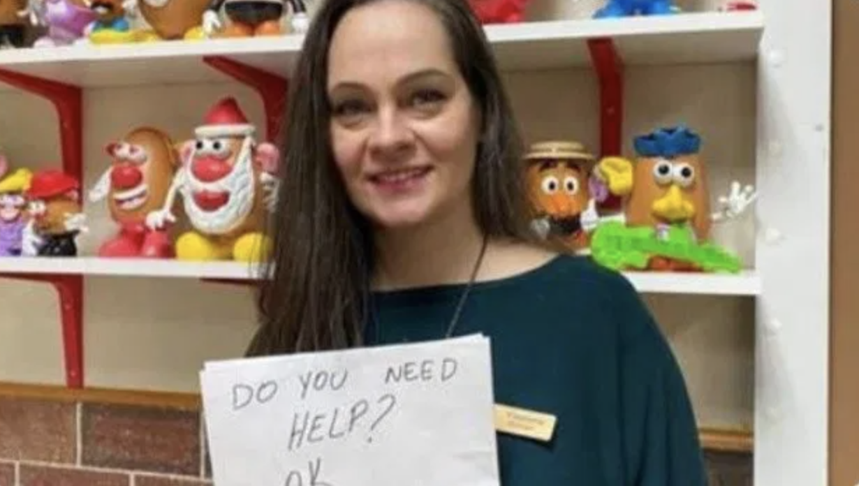 Una camarera salva a un niño de las palizas de sus propios padres con una nota: "¿Necesitas ayuda?". Fot:; Twitter