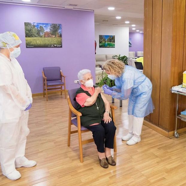Araceli, la primera persona en España en vacunarse contra el coronavirus, recibe la segunda dosis