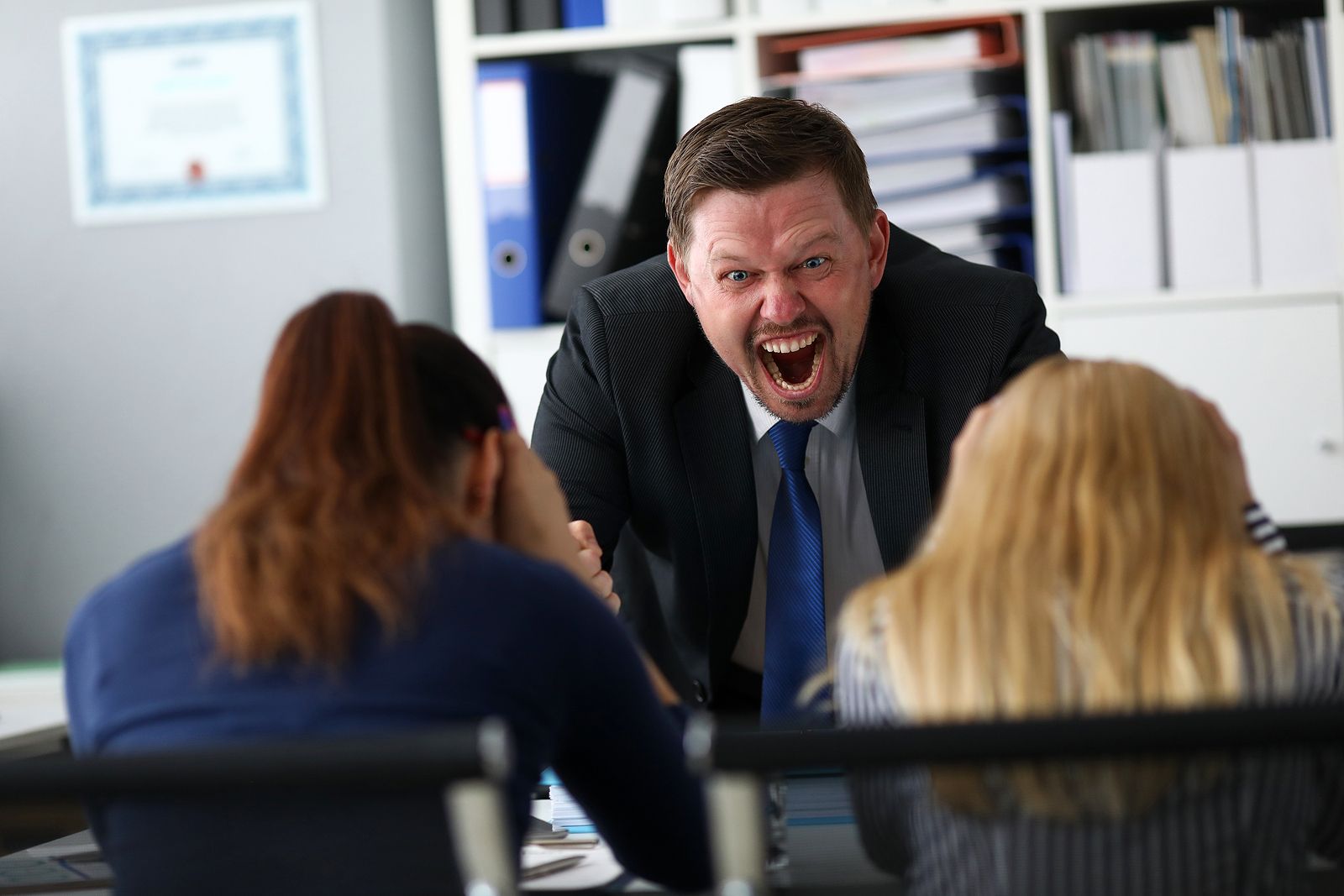 El jefe injusto crea hipertensión en sus empleados