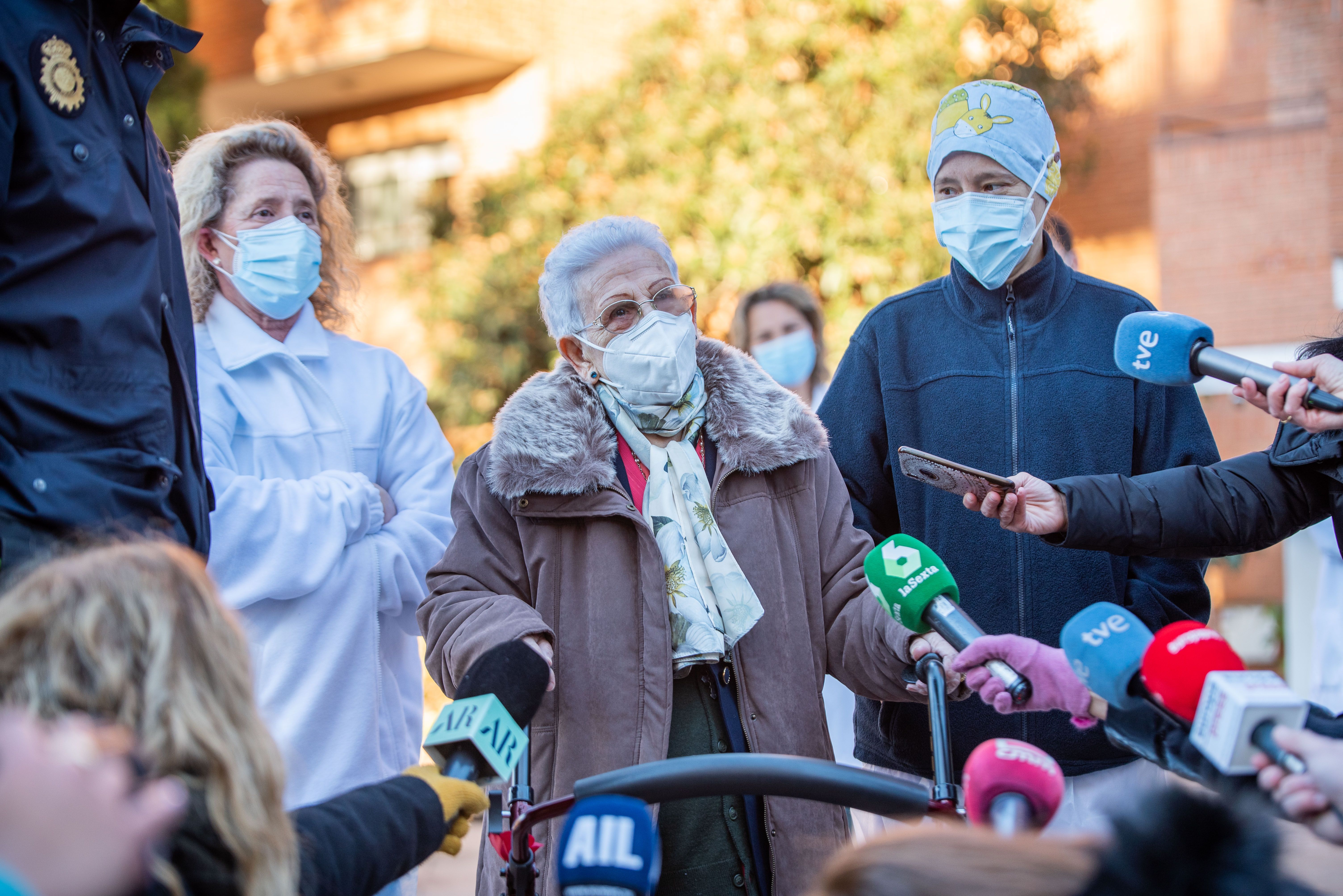 Covid: La segunda dosis llega a las residencias, pero la vuelta a la normalidad no será inmediata