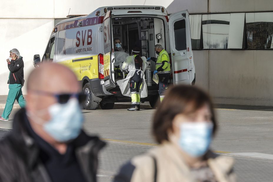 EuropaPress 3522579 ambulancia acceso urgencias hospital fe valencia comunidad valenciana