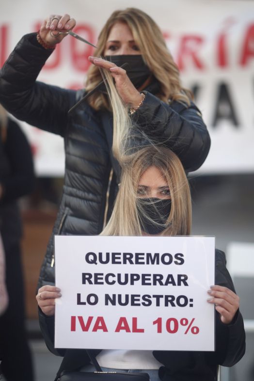 EuropaPress 3436079 peluquera corta pelo mujer concentracion frente congreso diputados madrid EuropaPress 3436079 peluquera corta pelo mujer concentracion frente congreso diputados madrid