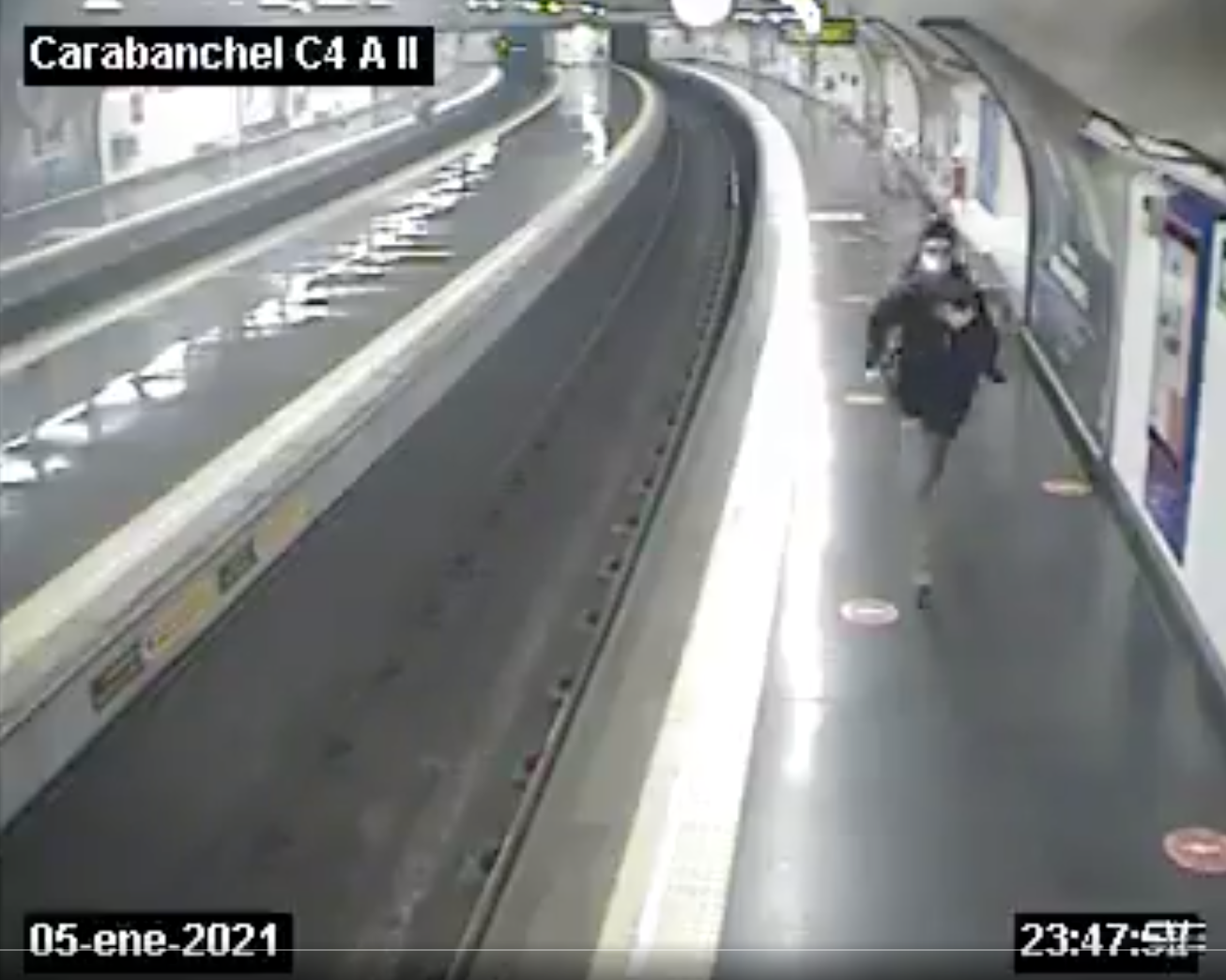 Milagroso rescate: un policía salva a un joven metro Madrid