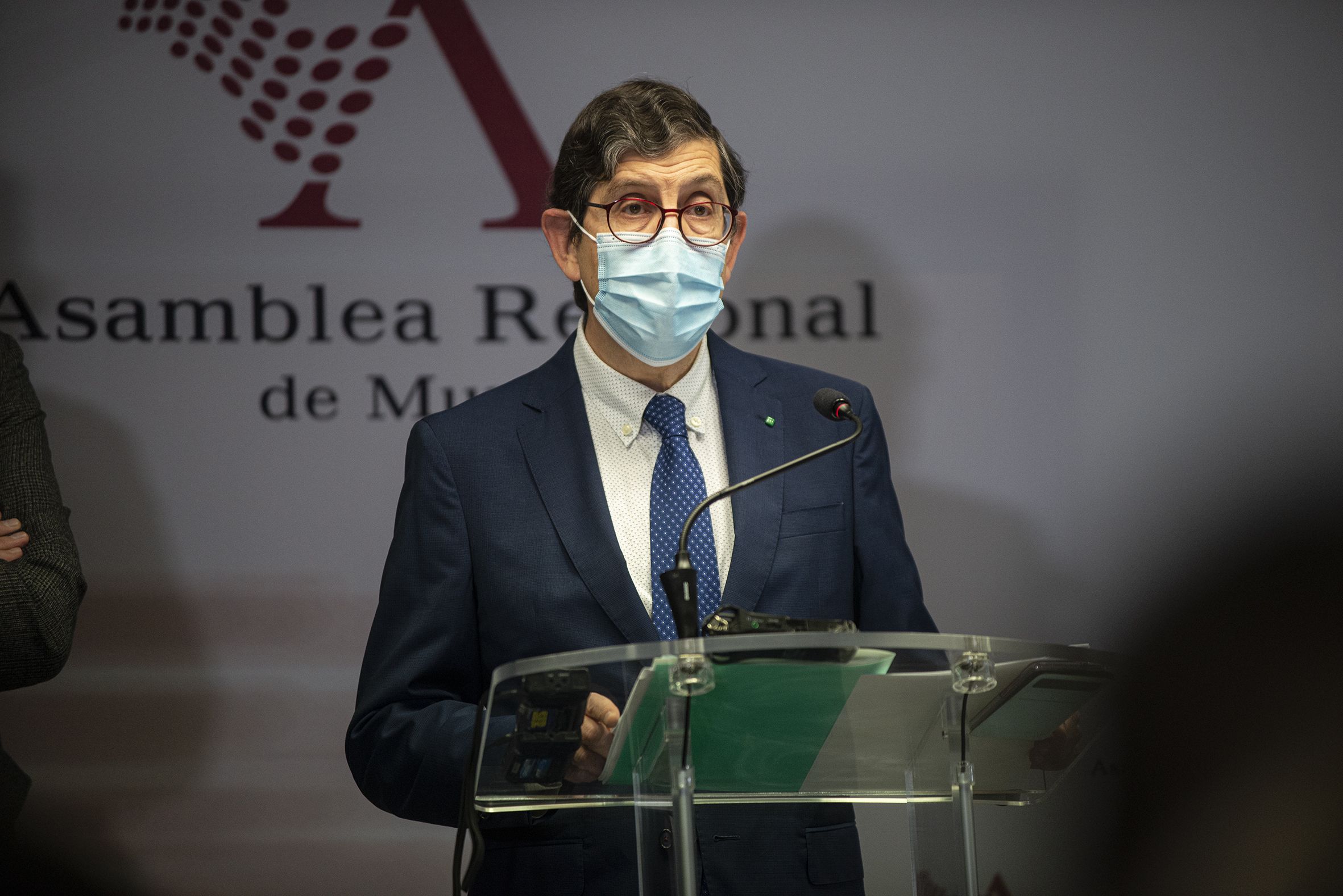El consejero de Salud de Murcia presenta su renuncia tras su polémica vacunación