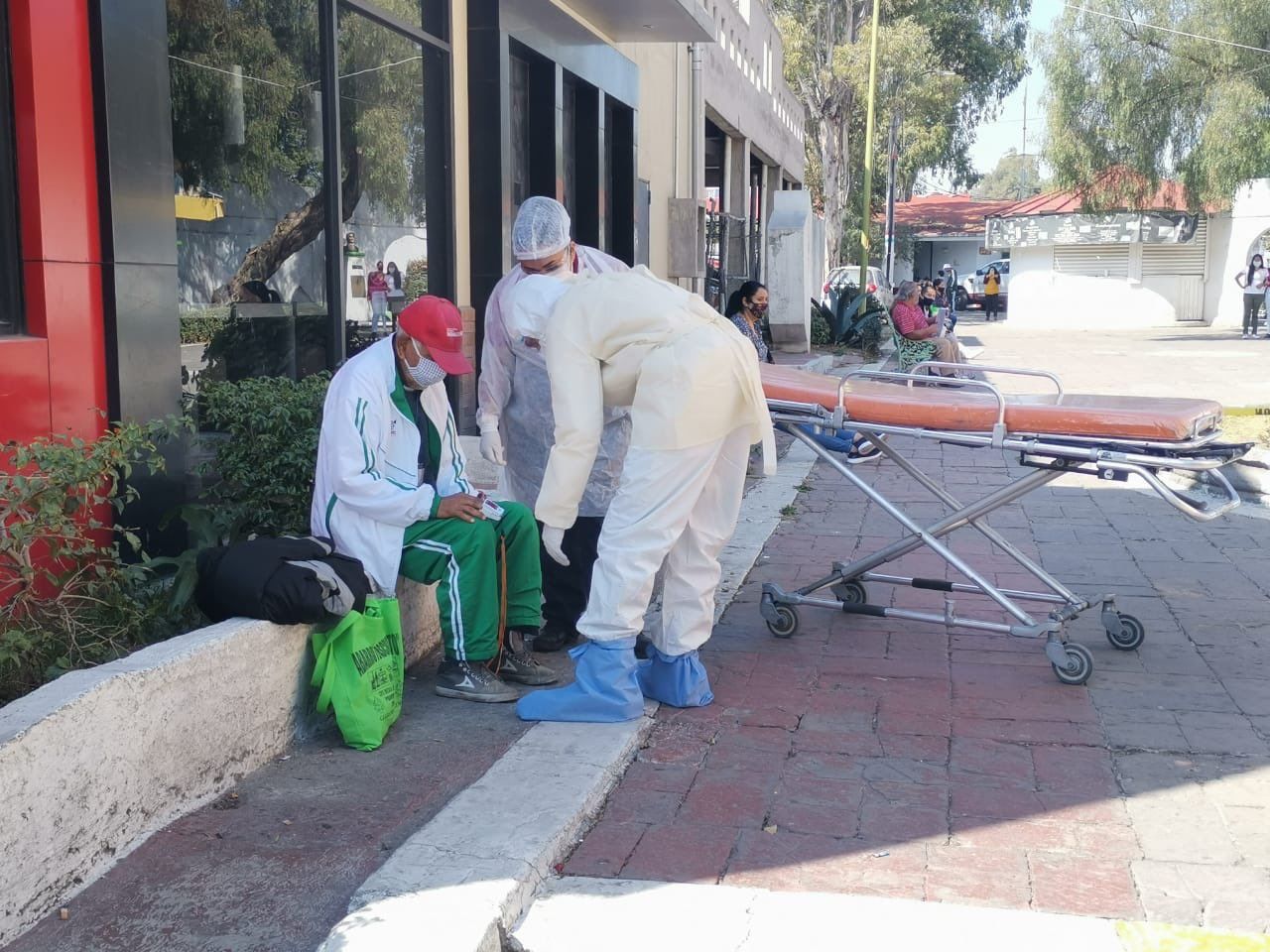 Familiares abandonan en la calle a un hombre mayor por tener síntomas de coronavirus