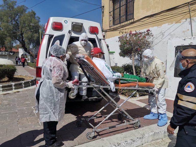 Familiares abandonan en la calle a un hombre mayor por tener síntomas de coronavirus