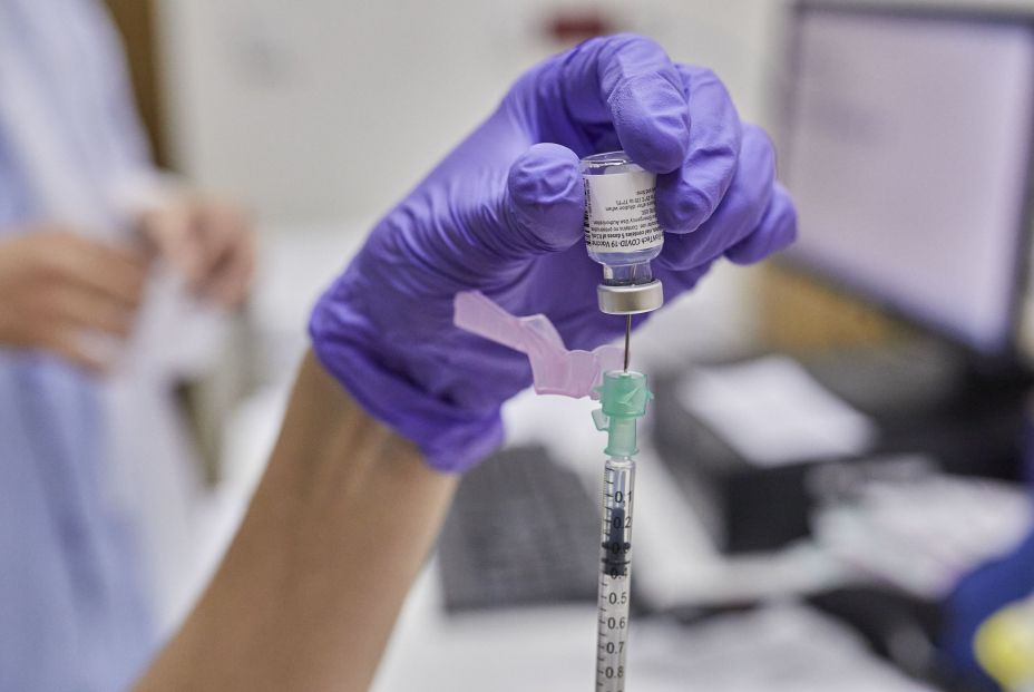 Madrid suspende la vacunación a los sanitarios que están en primera línea por falta de vacunas