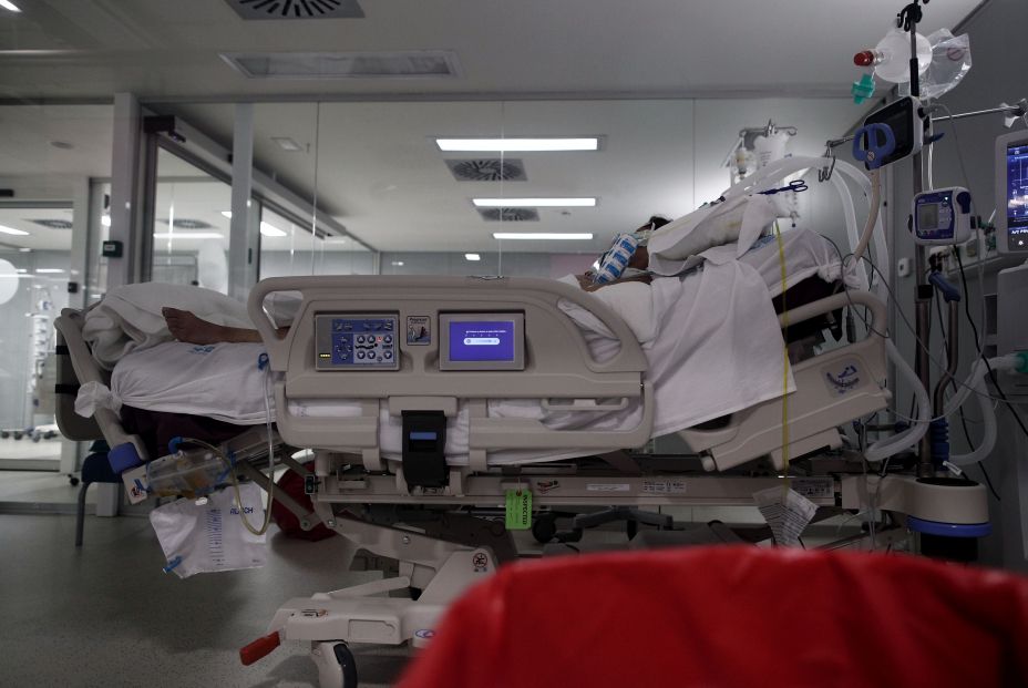 EuropaPress 3526503 enfermo cama uci hospital emergencias isabel zendal madrid espana 20 enero