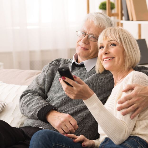 personas mayores viendo TV