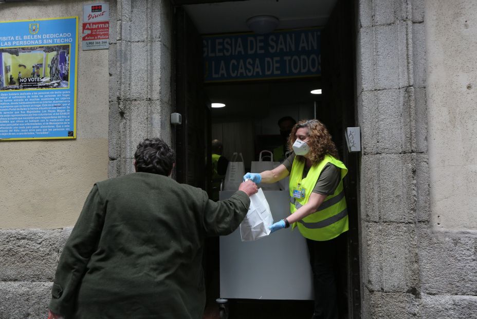 EuropaPress 3090431 voluntaria mensajeros paz reparte bolsas alimentos cocido solidario donado