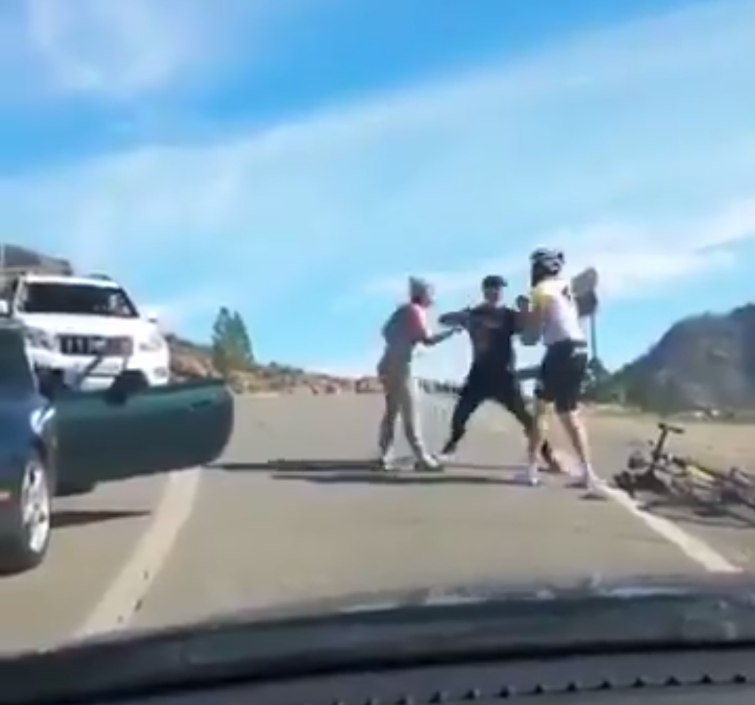 VÍDEO - Brutal agresión a un ciclista en una discusión de tráfico: "¡Lo va a matar, lo va a matar!"