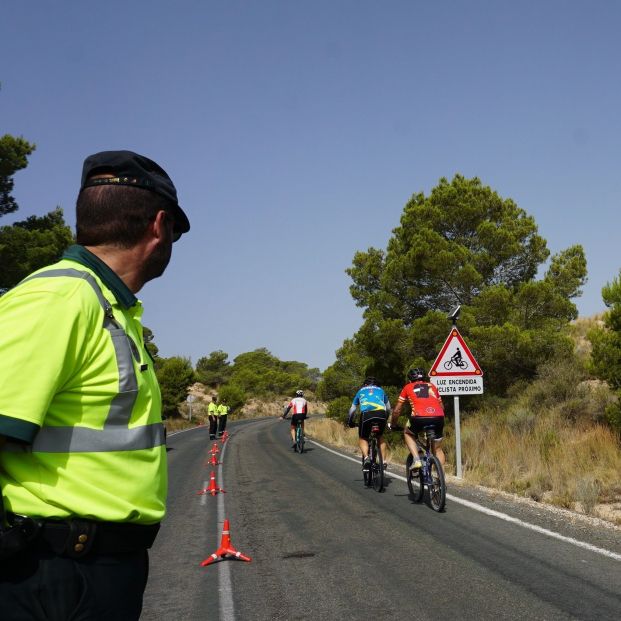 Cuidado al adelantar a ciclistas: la DGT cambia las normas y así deberás hacerlo a partir de ahora