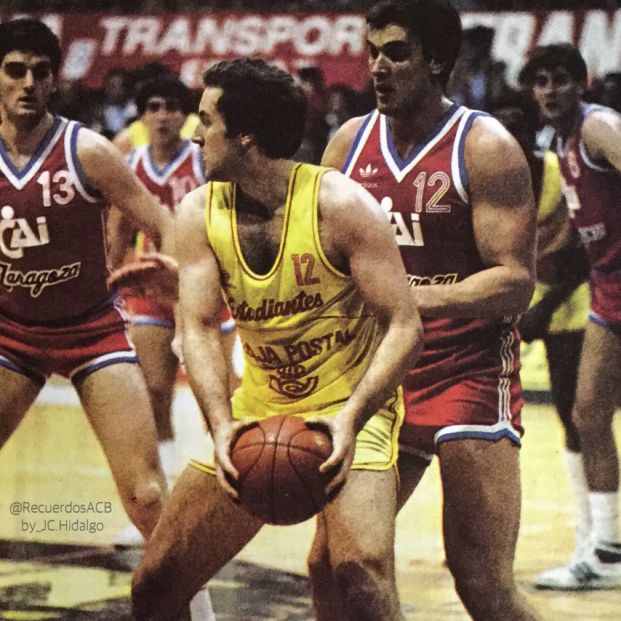 John Pinone con la camiseta de Estudiantes John Pinone con la camiseta de Estudiantes