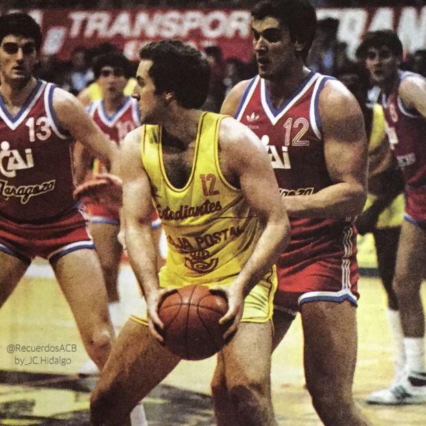 John Pinone con la camiseta de Estudiantes