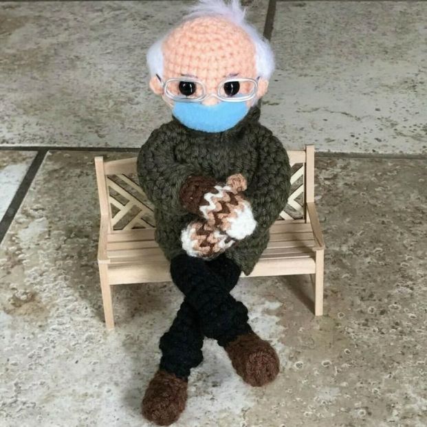 Un muñeco basado en la imagen viral de Bernie Sanders recauda más de 40.000 dólares para los mayores