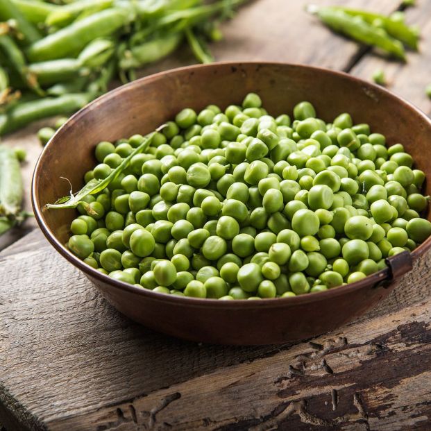bigstock YouCómo regular niveles de estrógeno de forma natural en la menopausiang Fresh Green Peas On Wood 373657999