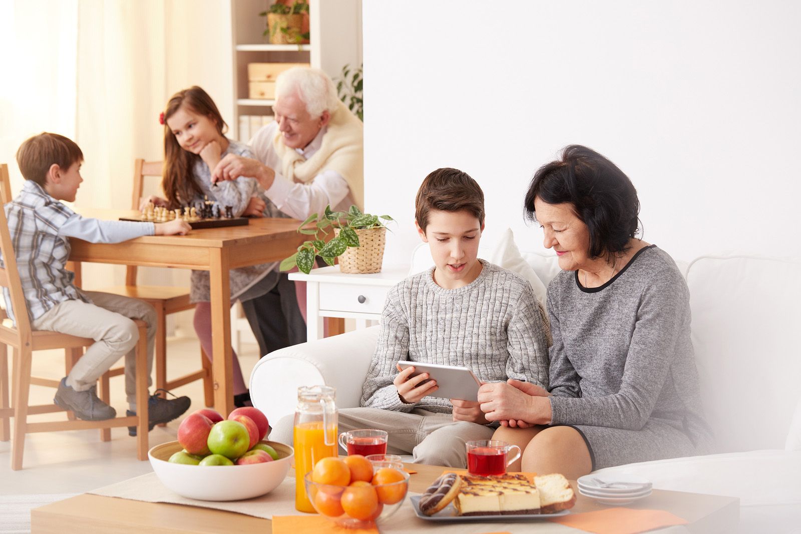 El ocio entre nuevas generaciones y mayores está condicionado por las tecnologías (Bigstcok)