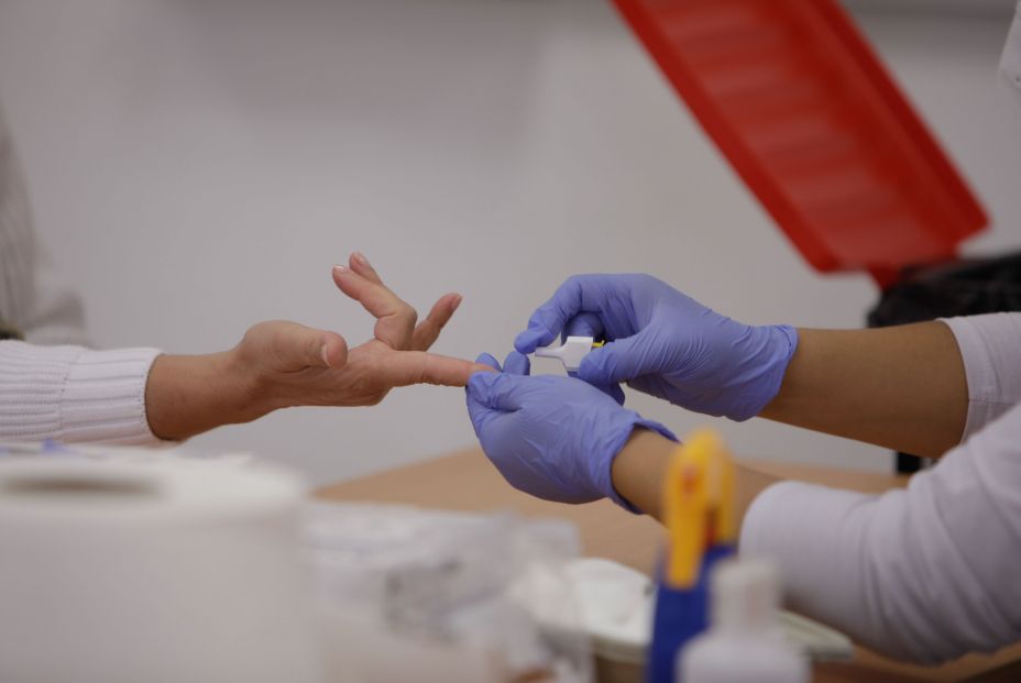 EuropaPress 3297327 personal sanitario cruz roja saca sangre dedo persona realizar test rapido