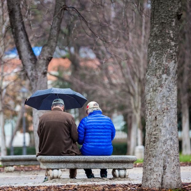 Los españoles bajarían antes las pensiones que el gasto en sanidad y educación