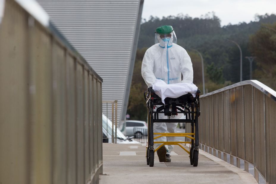 EuropaPress 3421513 trabajador sanitario totalmente protegido traslada camilla inmediaciones