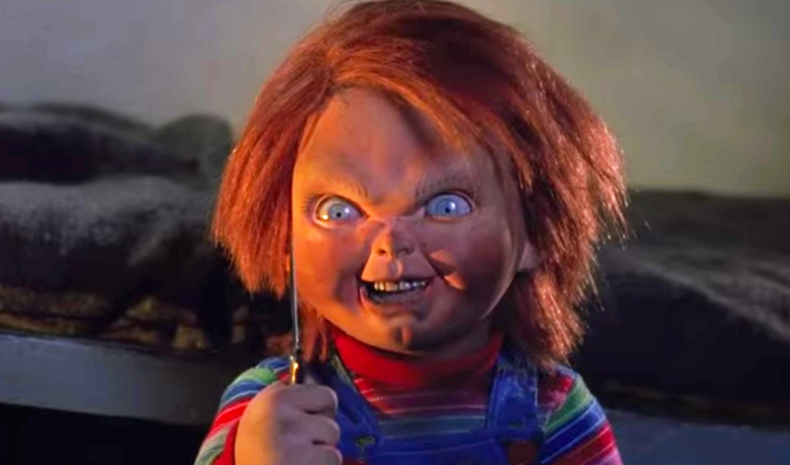 Chucky, el muñeco diabólico, ataca a la gente que no usa mascarilla en el metro de Nueva York  Foto: Captura de pantalla de la serie de syfy 