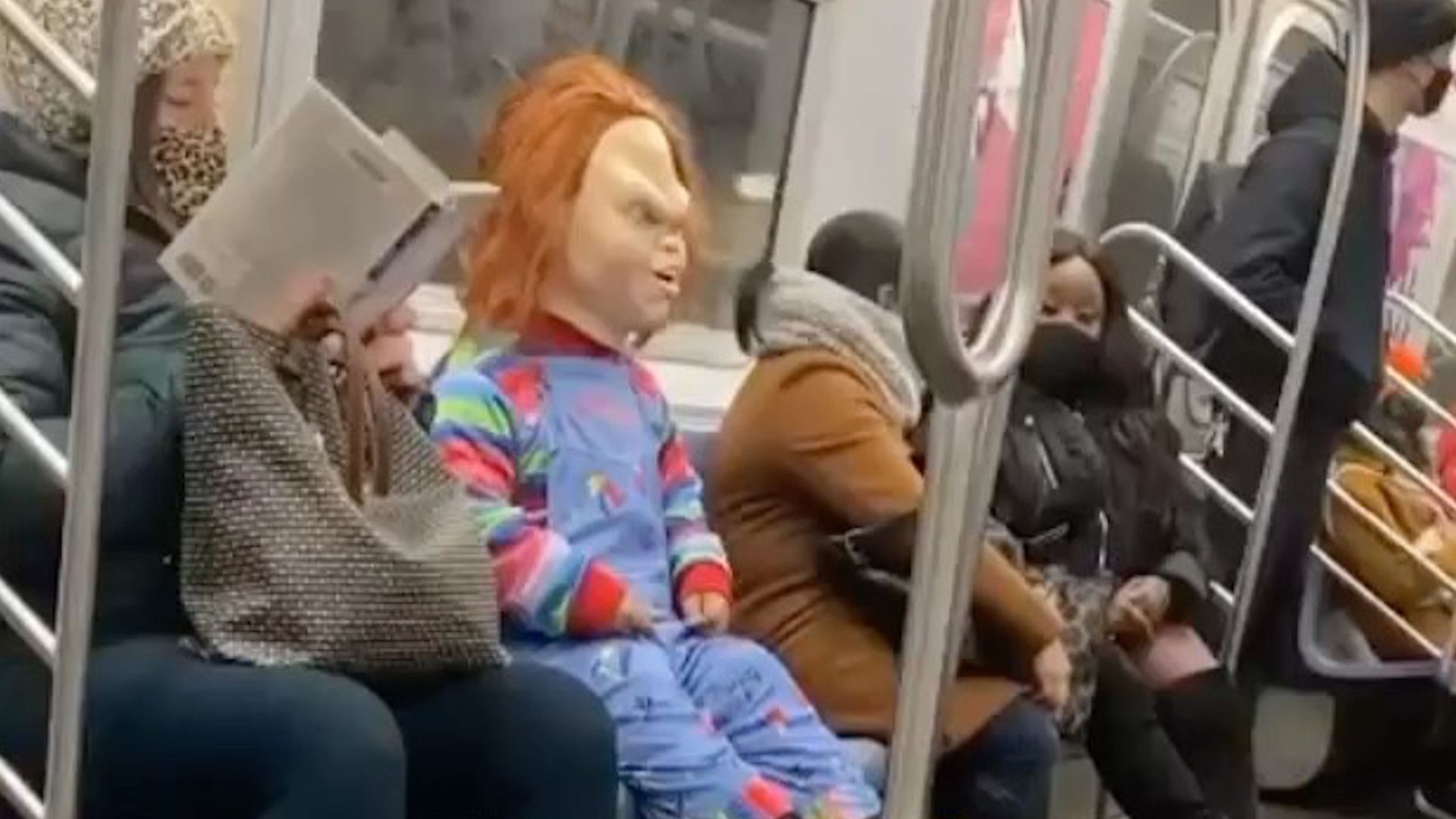 Chucky, el muñeco diabólico, ataca a la gente que no usa mascarilla en el metro de Nueva York    Foto: Captura de pantalla You Tube
