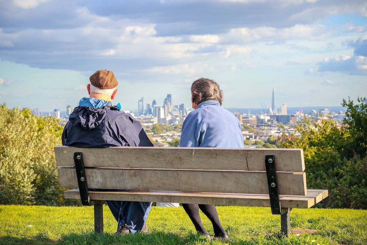 Los 8 requisitos que debe cumplir una ciudad para ser "amigable" con las personas mayores