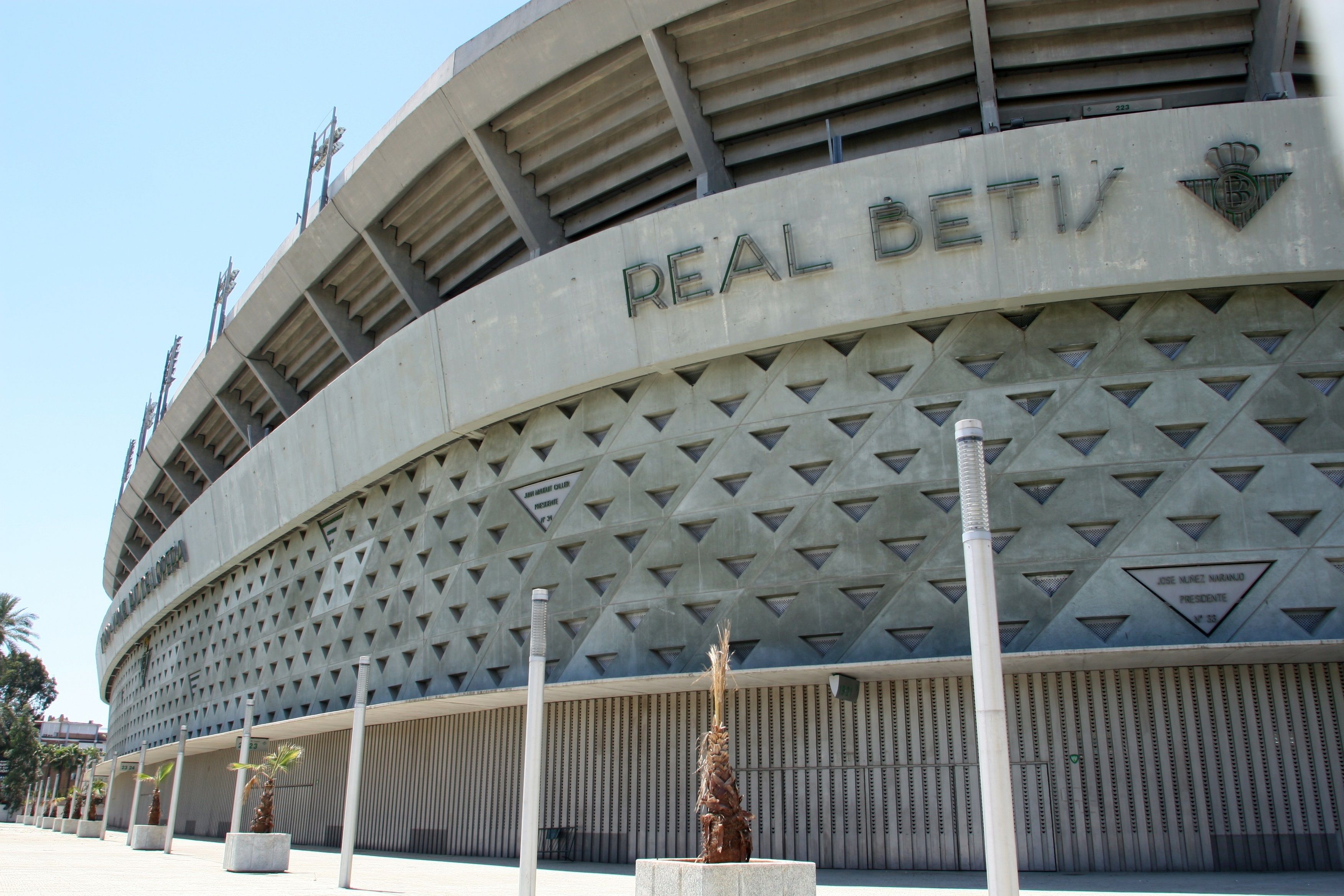 Andalucía estudia la vacunación masiva de mayores de 80 años en estadios de fútbol