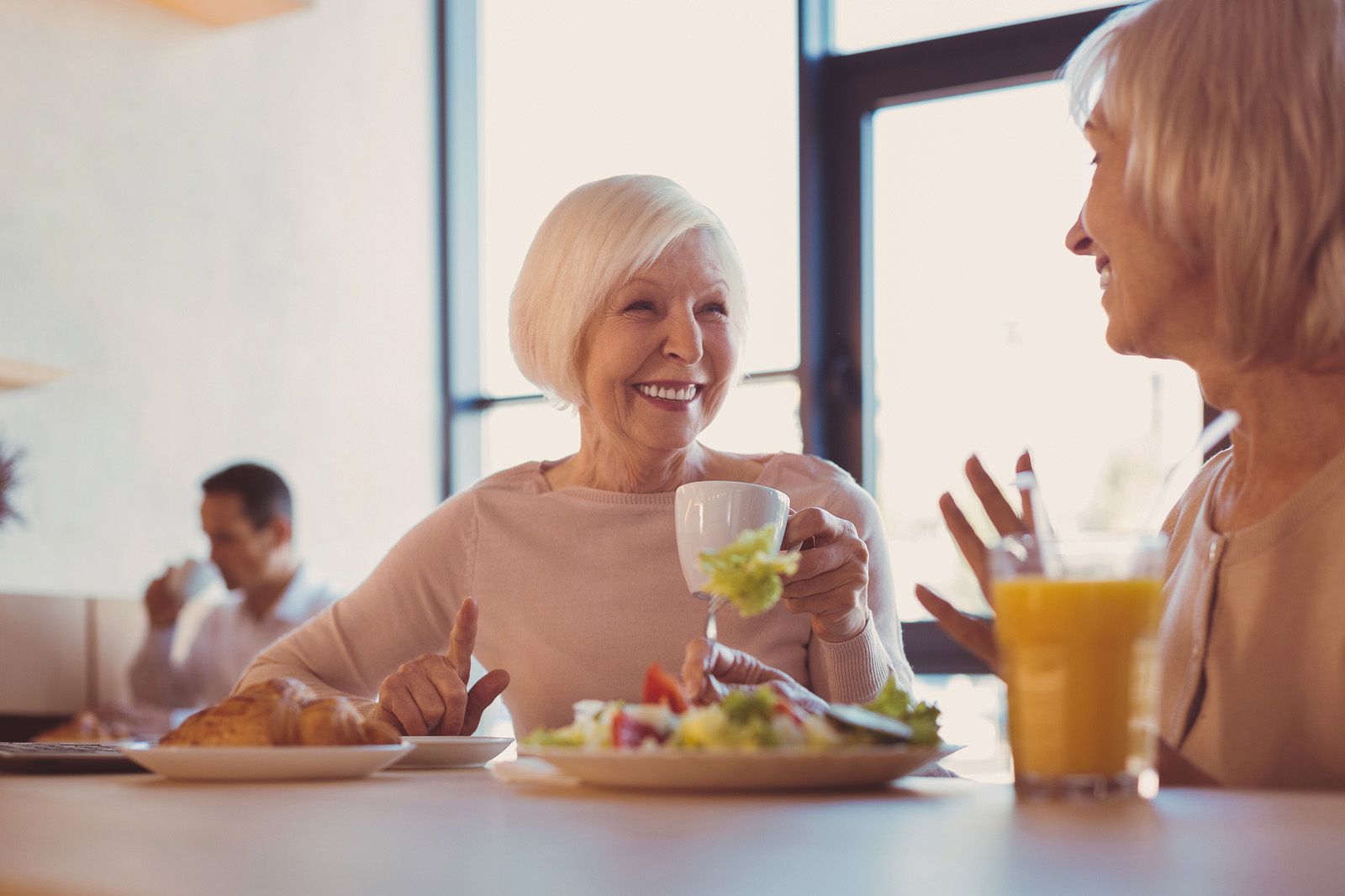 Cuáles son los requerimientos energéticos y nutricionales en personas mayores (Bigstock)