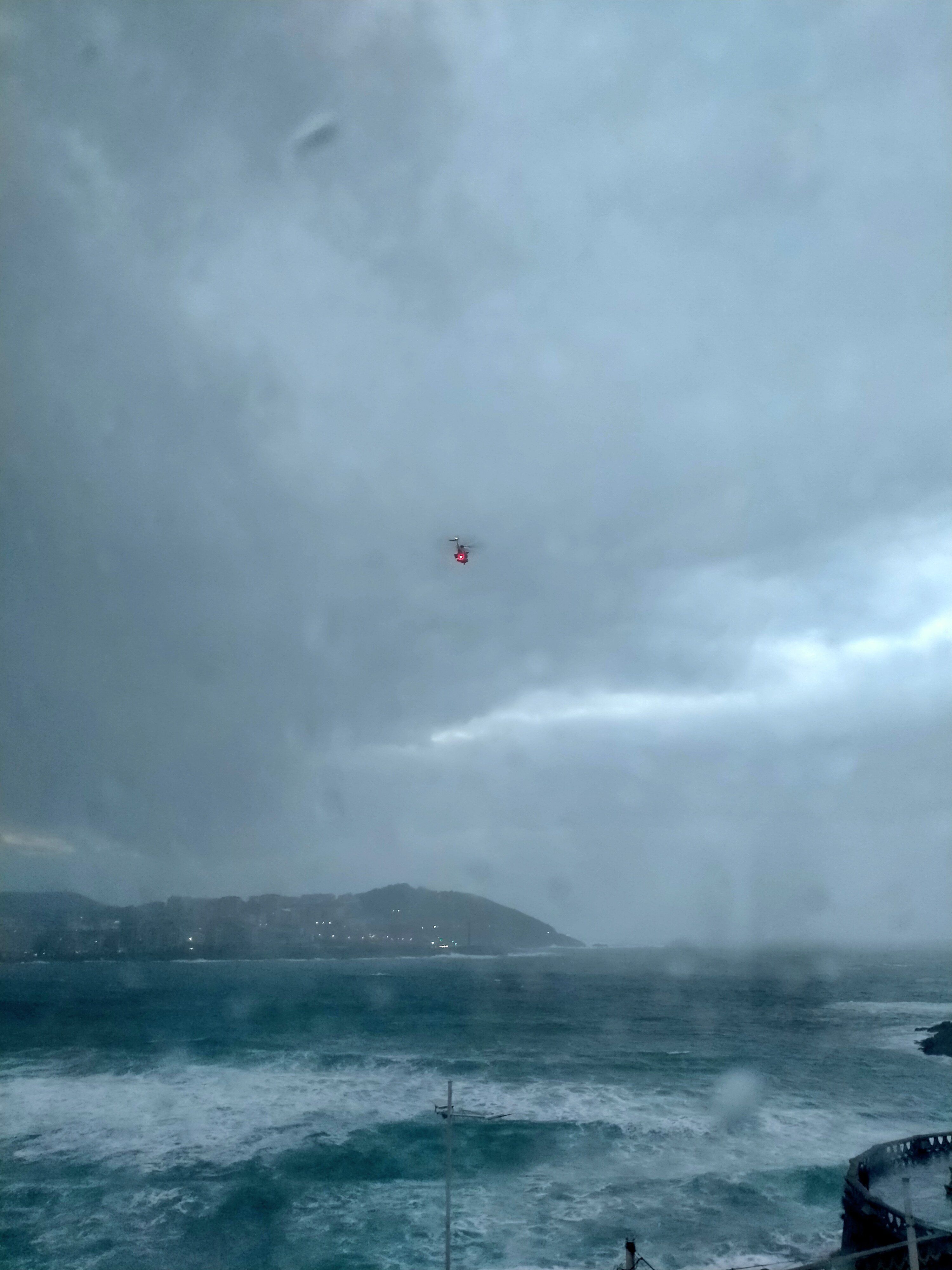 Salen al mar en pleno temporal con una moto acuática y obligan a desplegar un amplio operativo