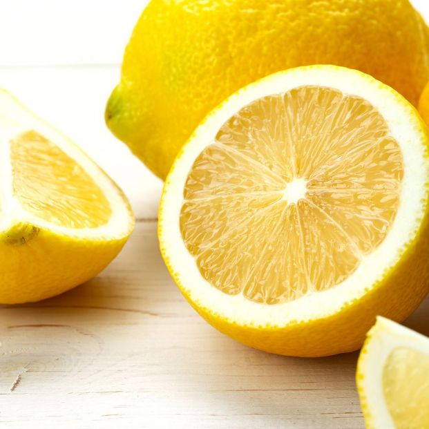 El truco infalible con el que mantener frescos tus limones y que no conocías