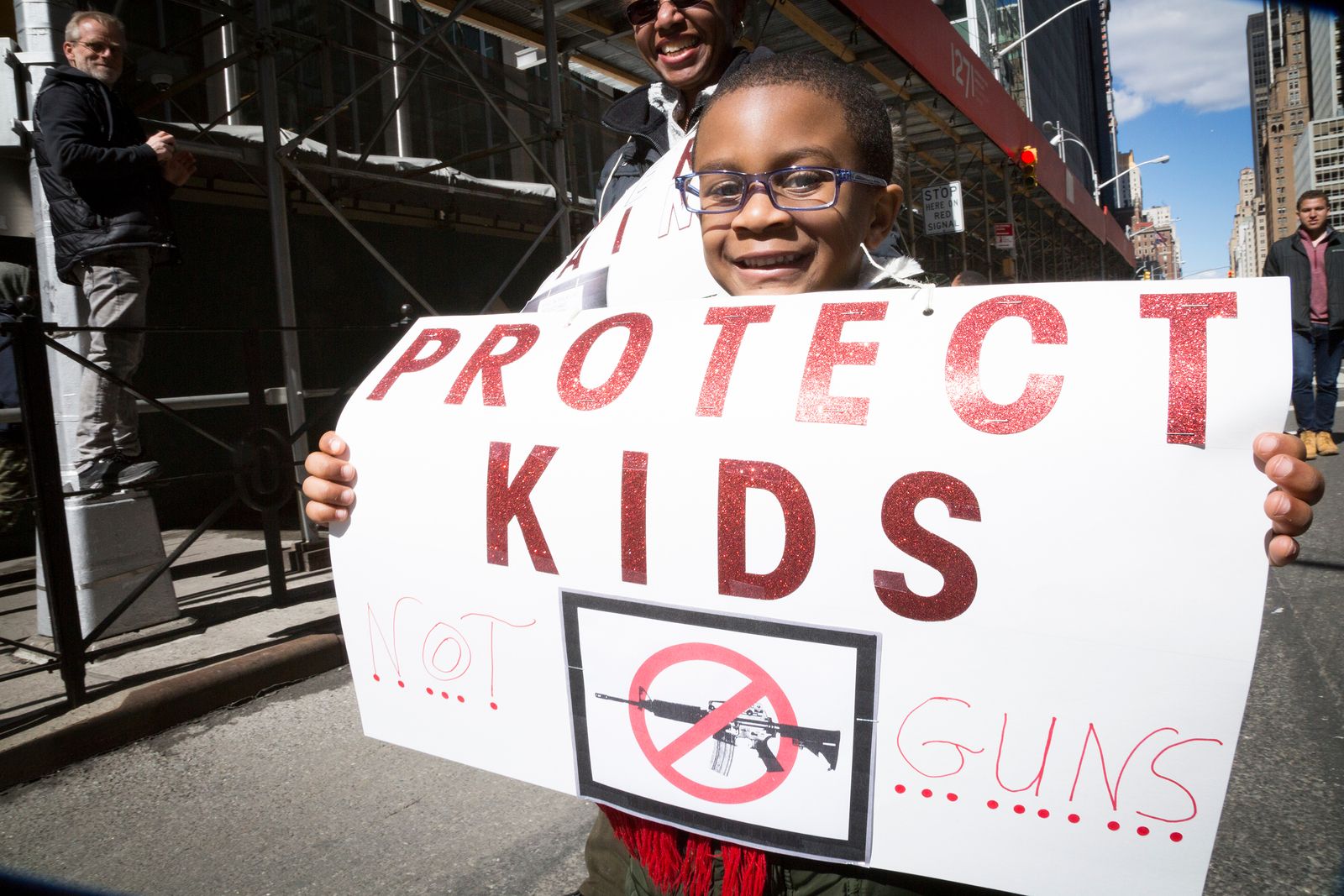 Protesta en marzo de 2018 en Nueva York a favor de limitar el derecho de uso de armas de fuego de los estadounidenses (BigStock)